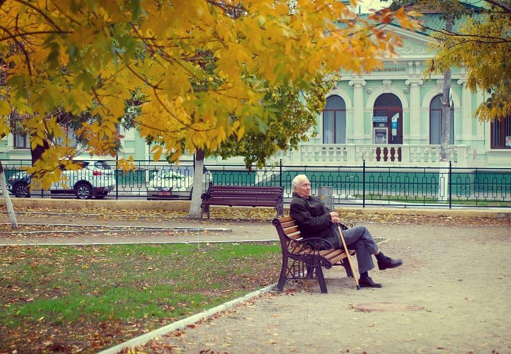 wiek emerytalny w anglii - mężczyzna pobierający basic state pension