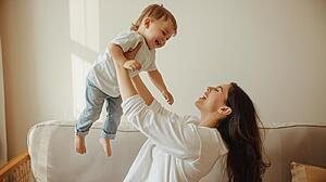 Grafika porównująca postrzegany koszt ubezpieczenia na życie z rzeczywistą składką miesięczną oraz wskazująca różnicę w wysokości kosztów.