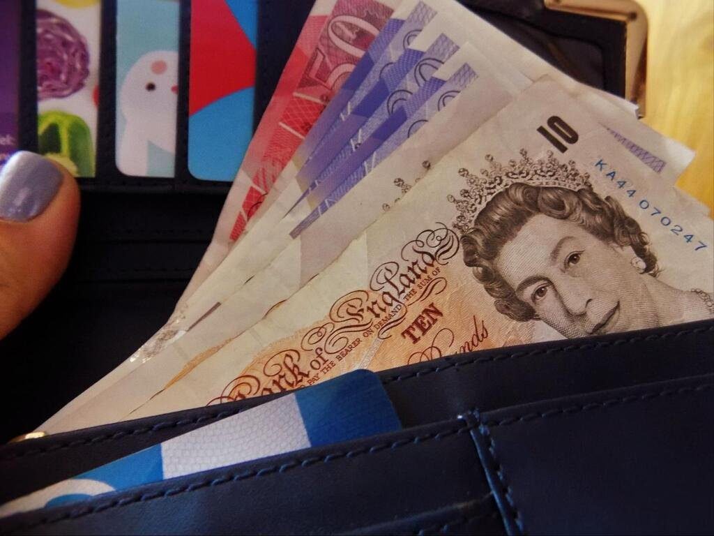 brytyjskie banknoty w portfelu