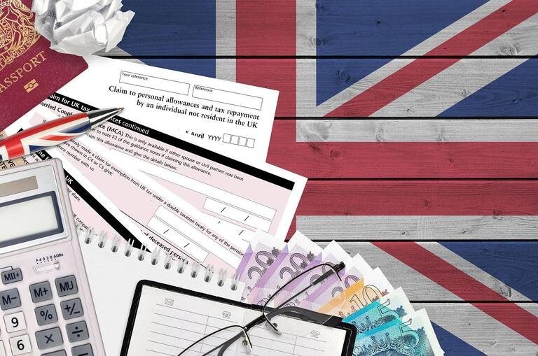 blankiety i funty na tle flagi UK